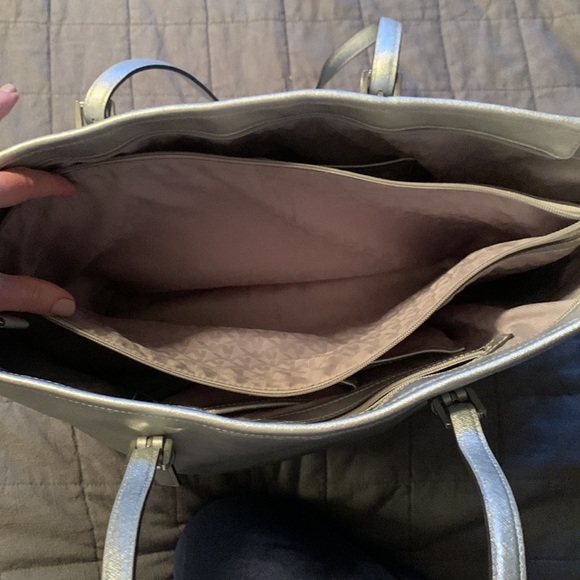 Michael Kors metallic silver large Jet Set tote bag. Excellent condition. - Picture 3 of 11